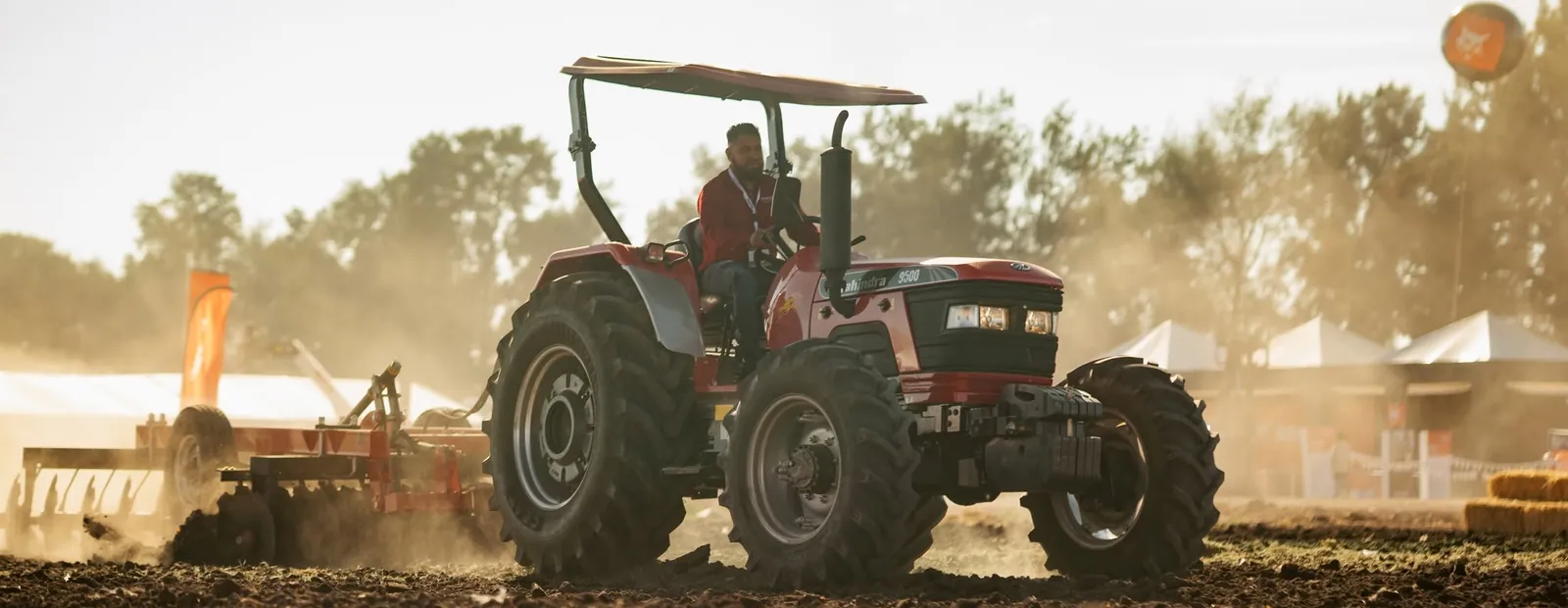 Tractor Mahindra en olivares y citrus