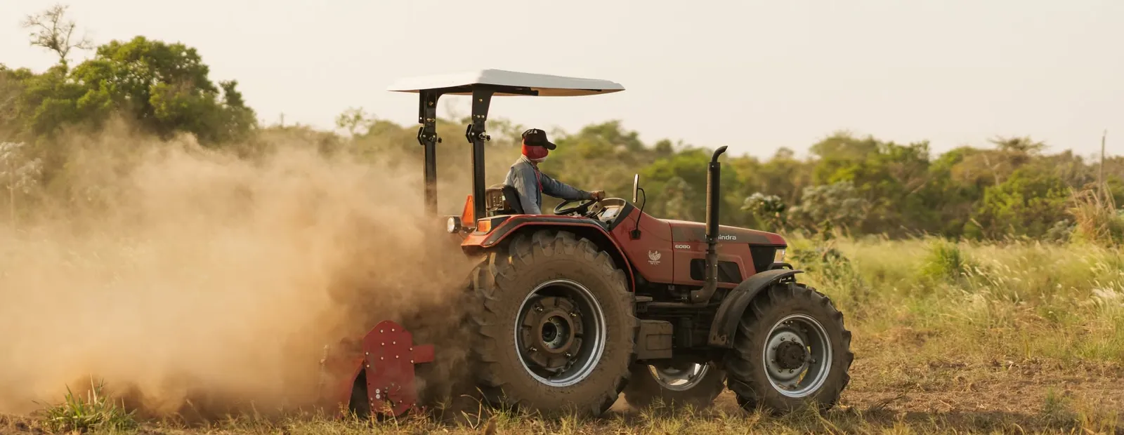 Tractor Mahindra en ganadería y forrajes